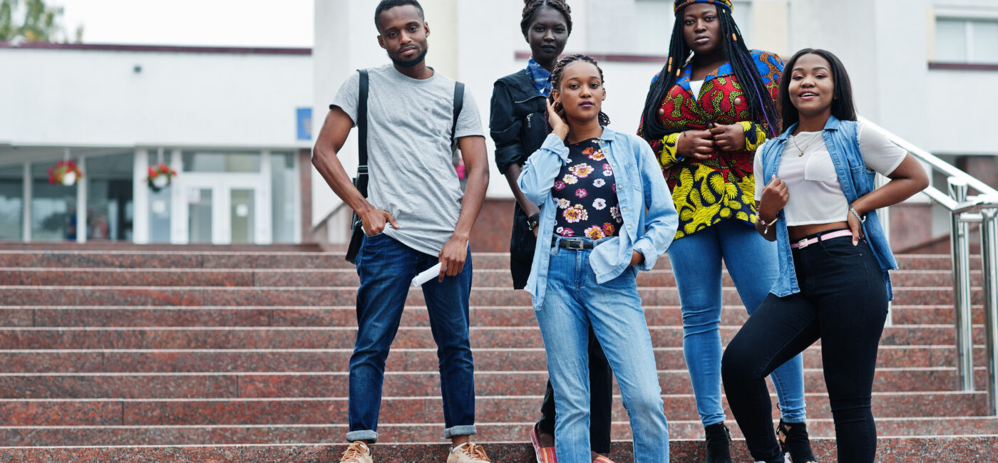 Un groupe de jeunes sur un campus